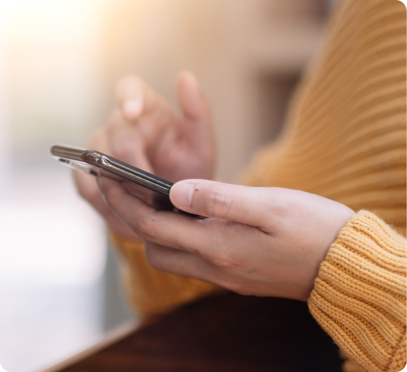 Mains de femme tenant un portable
